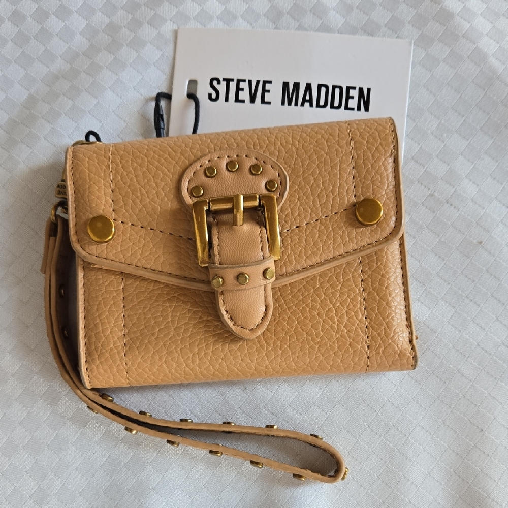 ⚘️Steve Madden Camel Wristlet with Gold Accents